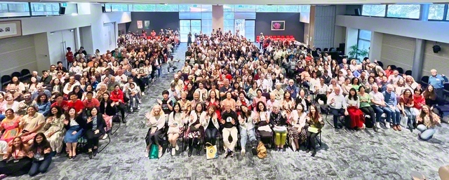 オーストラリア文化会館で開催された新年勤行会では、青年部の代表らが新年の決意を披歴。御本尊授与も行われた。ニール理事長が、青年と共に草の根の対話に励み、歓喜の連帯を築こうと呼びかけた（1日）