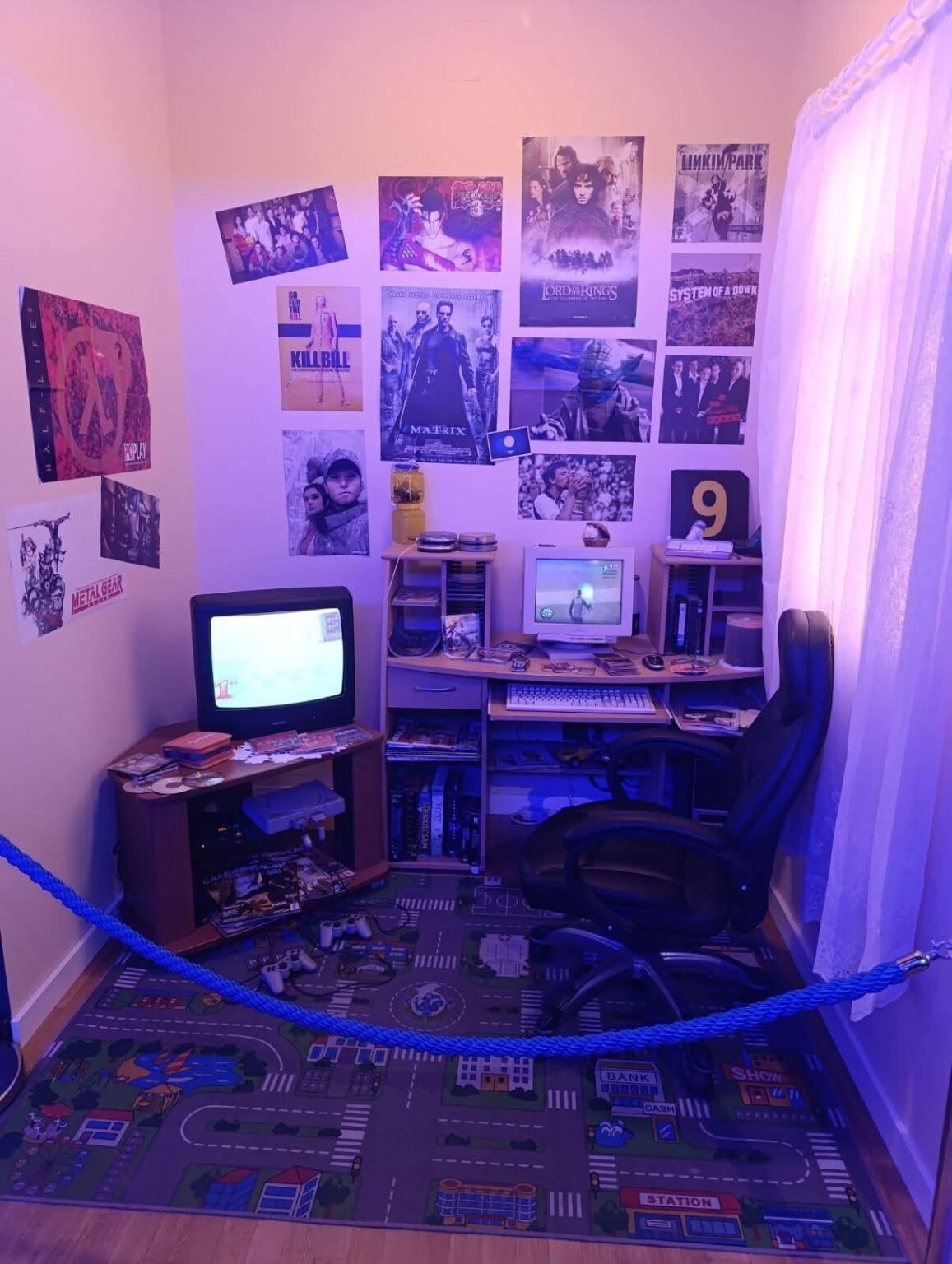 2000 年代の一般的な子供部屋のレプリカが、クロアチアのザグレブにあるビデオ ゲーム博物館に展示されています。