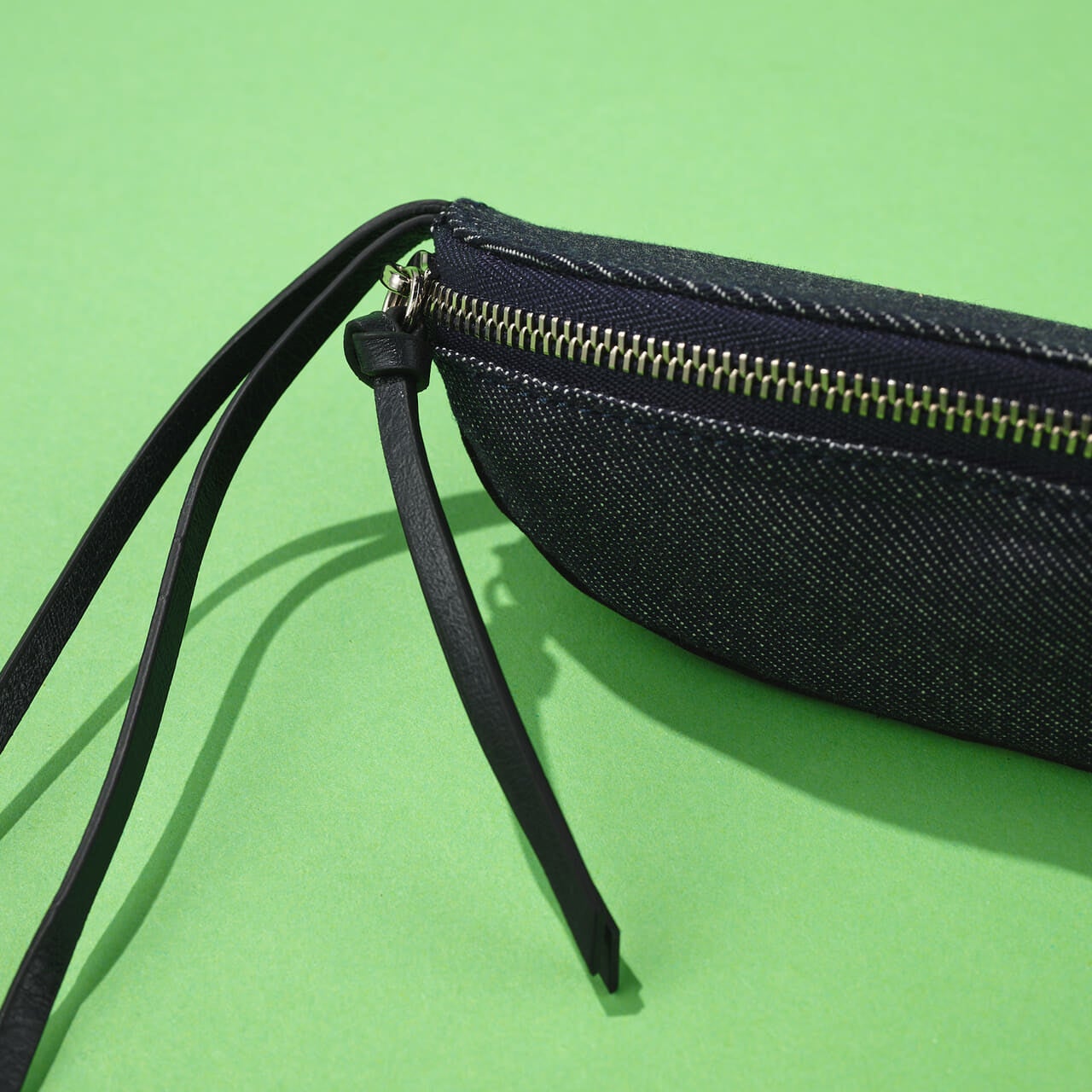 ザイルマのUna Eyeglass Denim Case Bagファスナー寄り