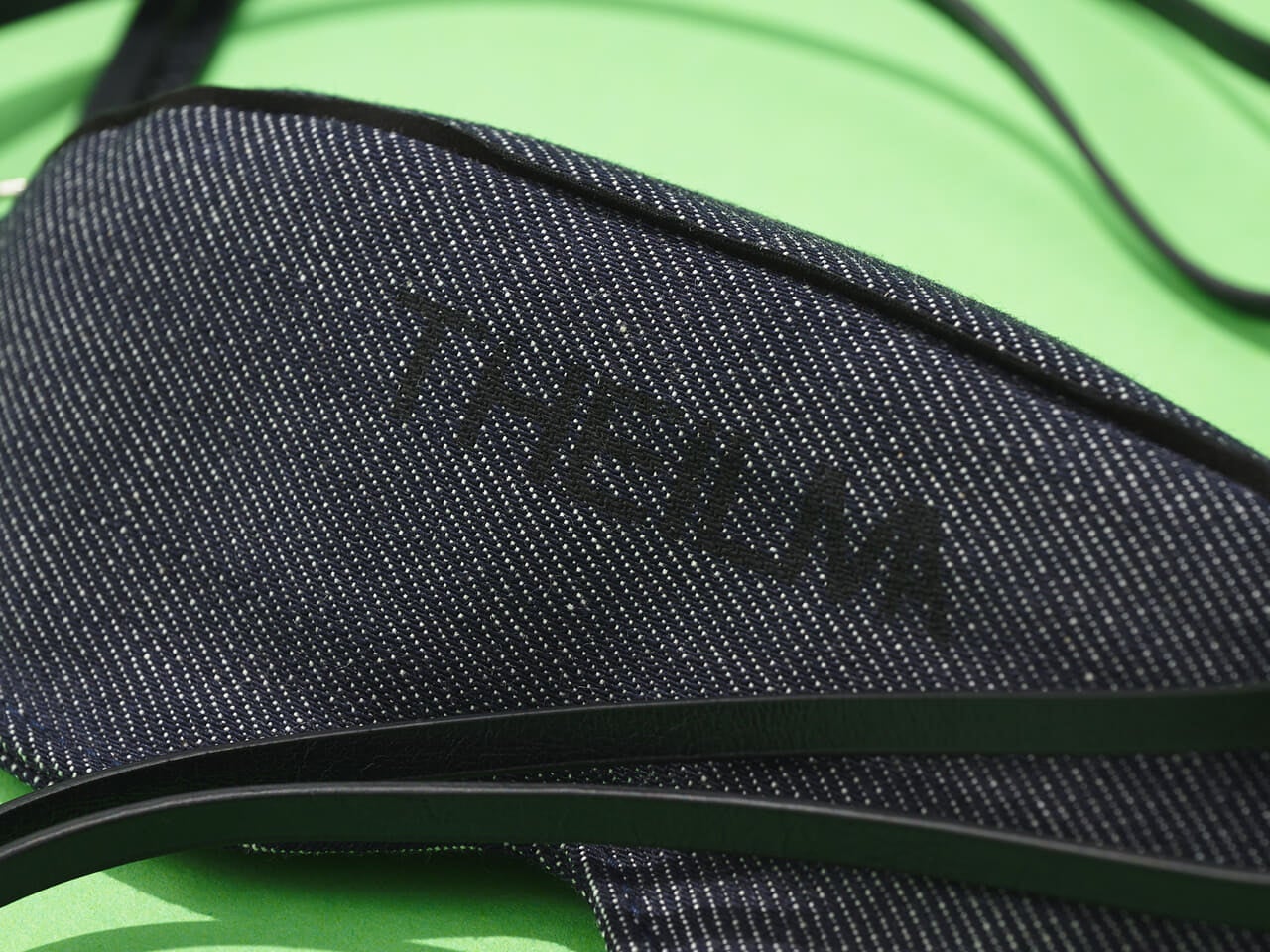 ザイルマのUna Eyeglass Denim Case Bagロゴ寄り