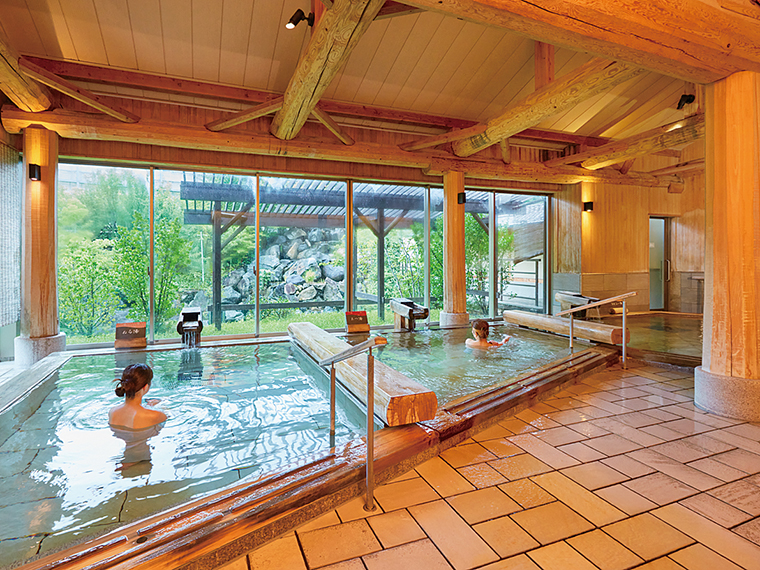 湧出量豊富な源泉からなる風呂は「あつゆ」「ぬるゆ」「ほどよい湯」の大浴場や庭園露天風呂も。アメニティーも充実しているので手ぶらでOK！