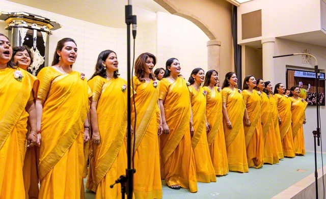 インド婦人部のサンシャイン合唱団が美しい歌声を披露（同）