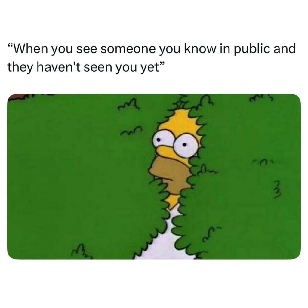 街で古い知人を見かけたら、挨拶しますか、それとも見なかったことにしますか?