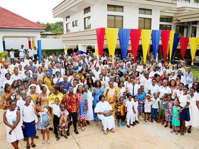 ガーナ会館に集ったアクラ地域本部の友。新春の集いは、同会館と各地の会場をオンラインで結んで行われた（1日、首都アクラで）