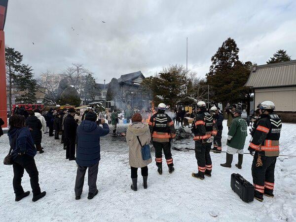 転倒した先には「どんど焼き」の炎が…参拝者が火傷_正月飾りを投げ入れた際に転倒＿足元は凍結で”ツルツル路面”…炎に突っ込む〈北海道函館市〉