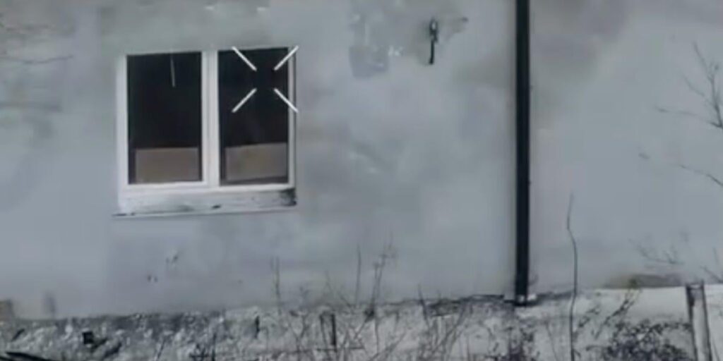 ロシア兵が段ボールに「捕虜にしてください、生きたい」と書いて降伏したのをドローンで目撃、部隊発表