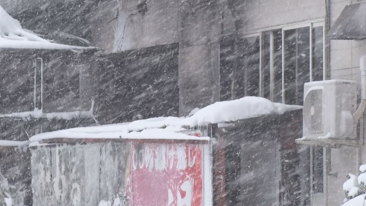 フロント付近が火元か　入浴施設が火事で半焼し2人搬送　出火当時は営業時間外で無人　山形・米沢市