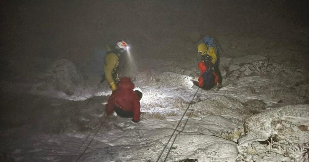 トレーナーとジョギングボトムスを履いて何も装備を持たないハイカーがマイナス15度の山から救助される