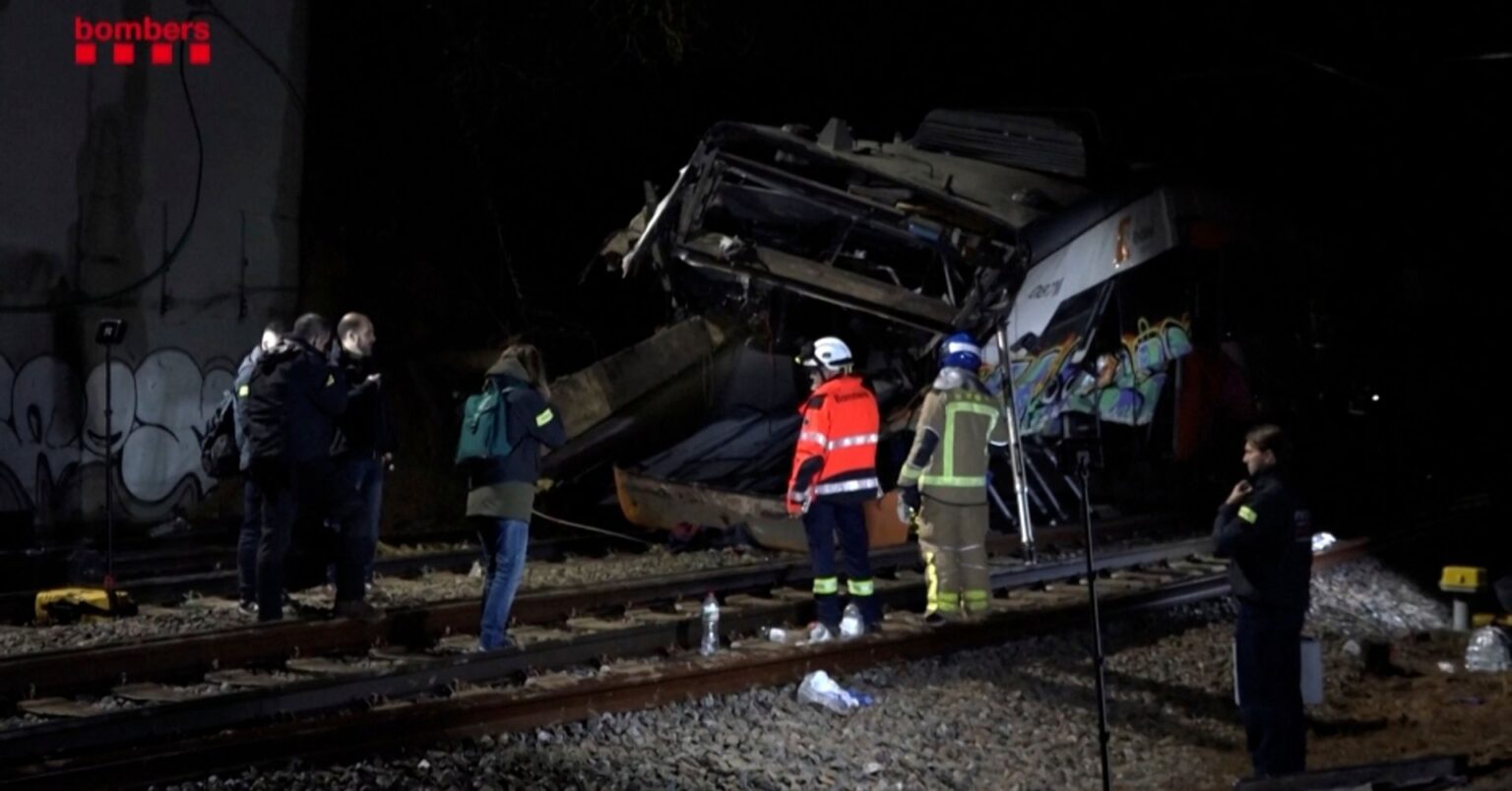スペイン・バルセロナ近郊で通勤列車脱線、運転士死亡・4人重傷 | ロイター スペイン・バルセロナ近郊で通勤列車脱線、運転士死亡・4人重傷 | ロイター