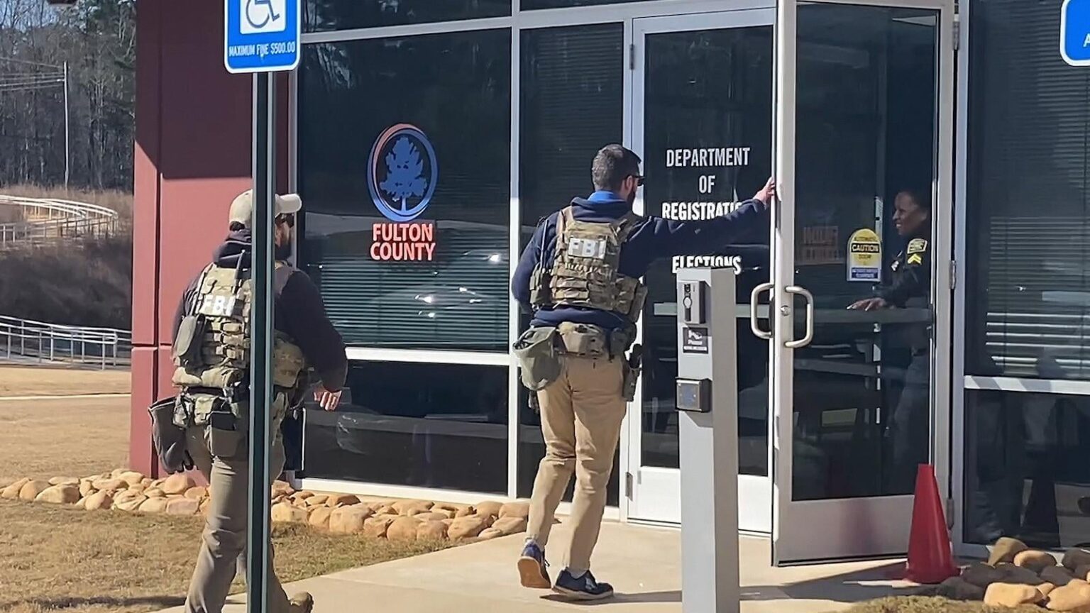 FBI、明らかに前例のない行動でジョージア州の2020年投票用紙を押収、地元当局者に警戒を与える