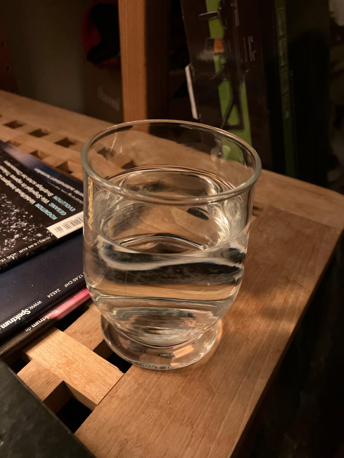 空になったマスタードのパッケージを洗浄してグラスとして使用する