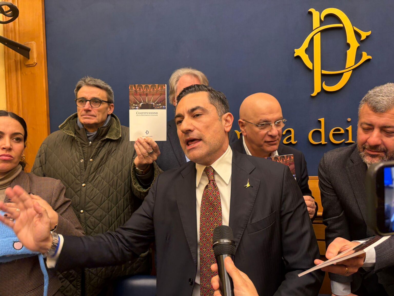 議場でのカサパウンド氏との移民に関する記者会見は混乱に終わり中止、今日の記者会見もすべて公序良俗のため中止され、モンテチトリオ広場は閉鎖された。反対派が部屋を占拠してベラチャオを歌う 議場でのカサパウンド氏との移民に関する記者会見は混乱に終わり中止、今日の記者会見もすべて公序良俗のため中止され、モンテチトリオ広場は閉鎖された。反対派が部屋を占拠してベラチャオを歌う