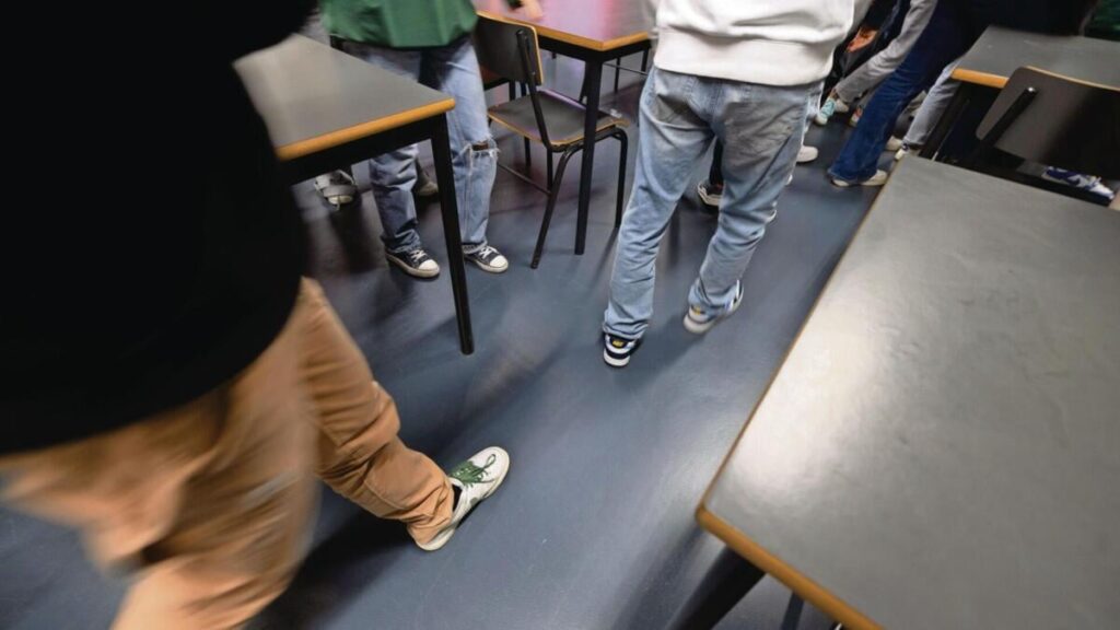 アルマダで武装した男たちが学校に侵入し空中で発砲