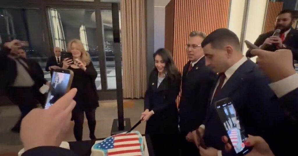 衝撃的なケネディセンターパーティーで共和党がグリーンランドケーキに切り込み。共和党議員らは親ロシア派の右翼民族主義者とともにイベントに出席した。