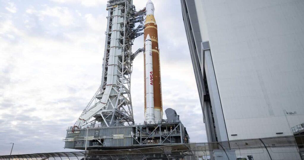 有人月周回飛行へ巨大ロケット「SLS」機体公開 NASA、2月にも打ち上げ