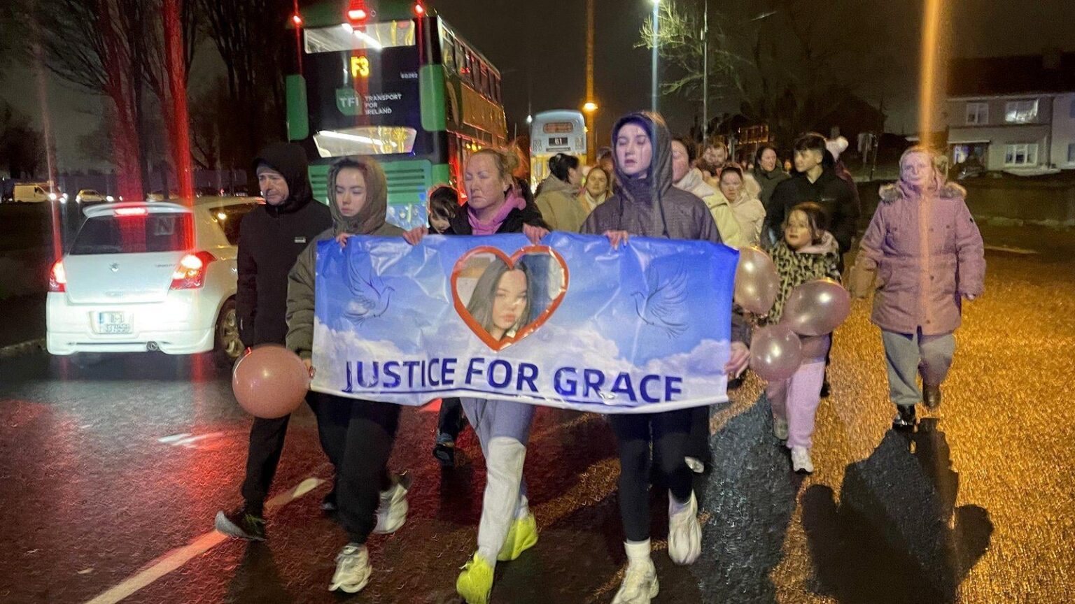 スクランブラーにはねられた女児の母親、行進に数百人参加