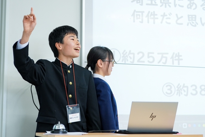 探究の成果をプレゼンテーションする生徒の様子