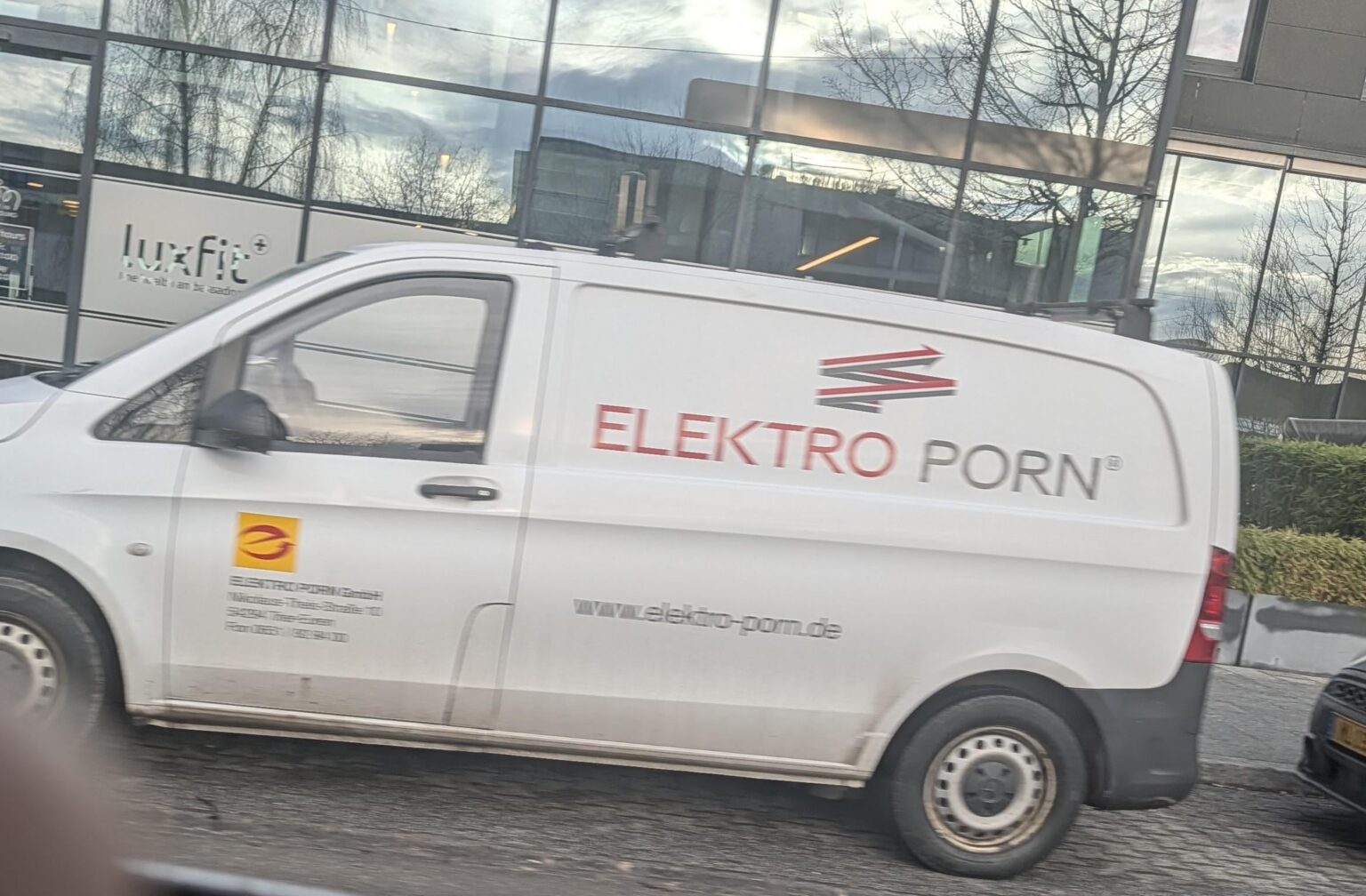 ルクセンブルクで見た。電気技師を探していたんです 😂