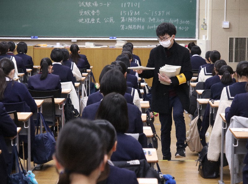 問題冊子の配布を静かに待つ受験生＝和歌山市栄谷の和歌山大で2026年1月17日午前9時9分、姜弘修撮影