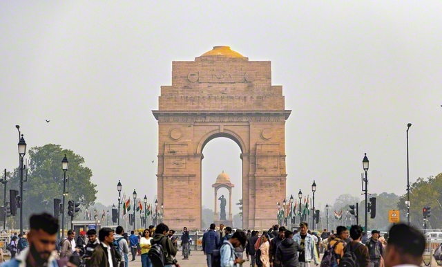 独立運動の象徴として立つ「インド門」。デリーには政治・経済の中心地である新市街と、歴史的な街並みが残る旧市街があり、多彩な文化が息づく