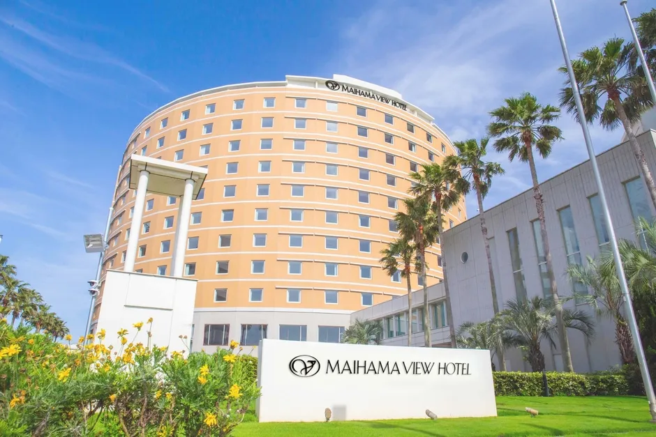 様々な料理が並べられたテーブル