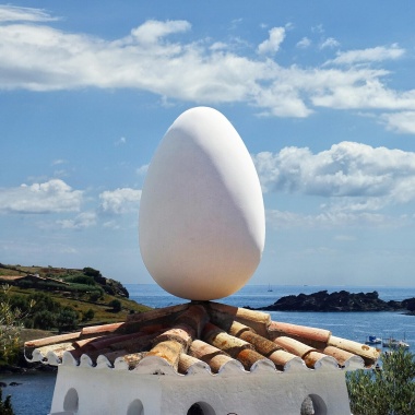 ダリにまつわる3カ所の美術館をめぐる旅に出たなら、このポルト・リガトにある作品のような、ダリの屋外作品の数々を目にするだろう。(PHOTOGRAPH BY ARIE STORM, ALAMY STOCK PHOTO)