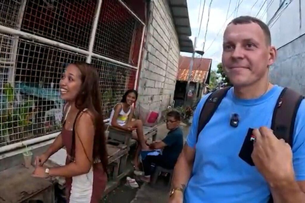 「何歳ですか？ 体重はどれくらいですか？」動画には、フィリピンから国外追放されたエストニア人のビデオブロガーに対する嫌がらせ行為が映っている