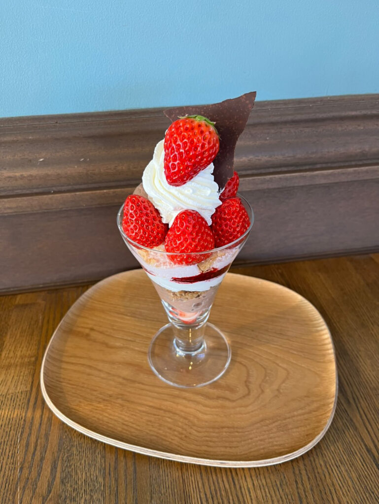 【豊川市】いちご好き集合！「nido by Honey Bee Project（ニド）」の新作いちごパフェが贅沢すぎる♪地元・山本農園の紅ほっぺ使用