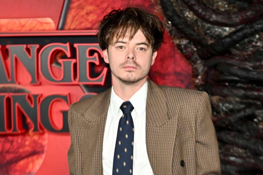 『ストレンジャー・シングス』チャーリー・ヒートン、トゥイーンの息子は父親のヒット番組に「乗り始めたばかり」だと語る