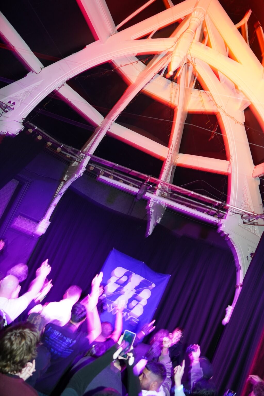 【現地ルポ】ExWHYZ初のイギリスツアー2日目マンチェスター公演――伝統的パブに響いた3人の歌声と熱狂 – StoryWriter 【現地ルポ】ExWHYZ初のイギリスツアー2日目マンチェスター公演――伝統的パブに響いた3人の歌声と熱狂 - StoryWriter