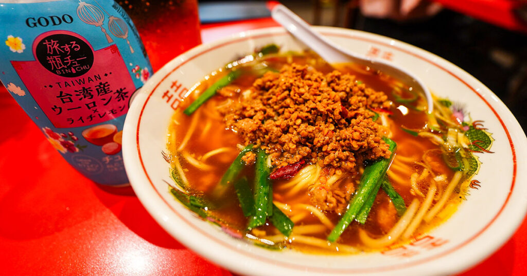 大阪・梅田『台湾料理 味仙 大阪駅前第2ビル店』台湾ラーメンには台湾テーマの瓶チューを！旨辛と爽快ウーロンの絶妙なバランス