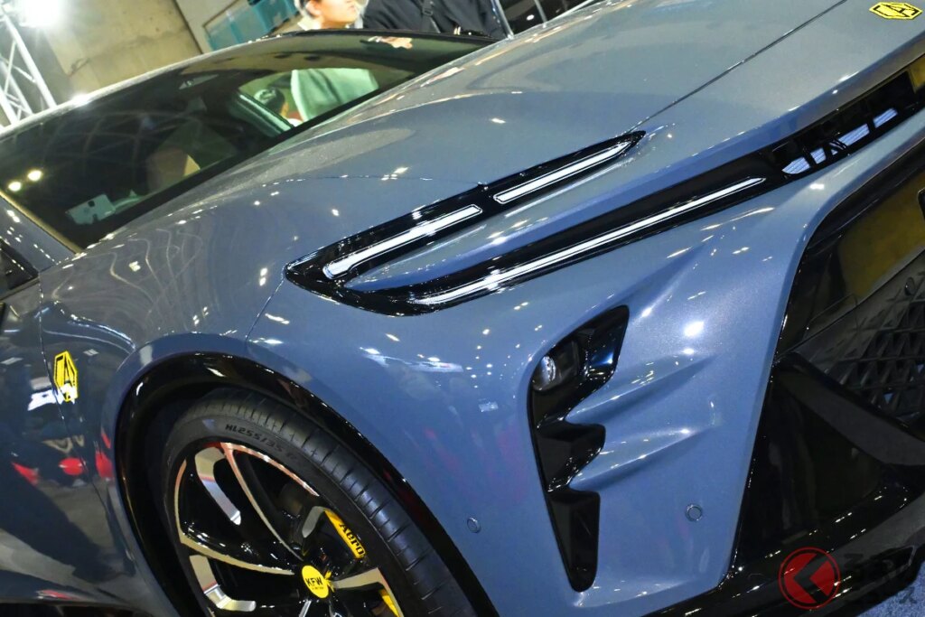 斬新「スポーティSUV」公開！ “専用デザイン”＆「オリジナルロゴ」で“イタリアの息吹を感じる”モダンな雰囲気がカッコイイ！ 「クラウンスポーツ」ベースのケーファクトリー「AERO OVER P639e」実車展示！（くるまのニュース） | 自動車情報・ニュース