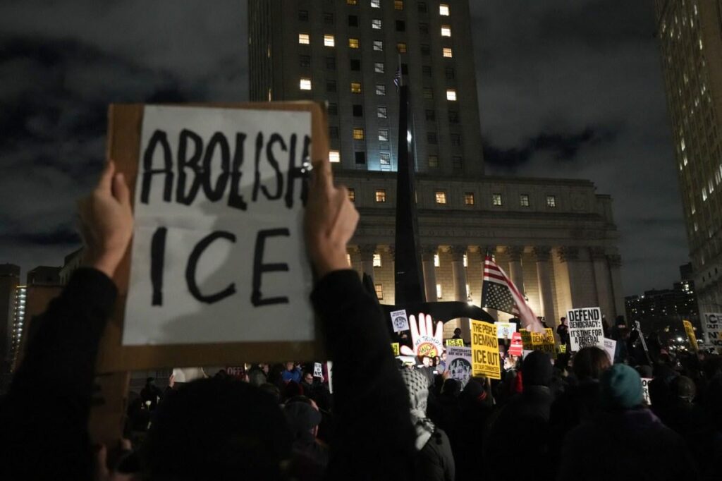 ミネアポリス銃乱射事件に対する著名人らの反応：「F*** Ice Forever」