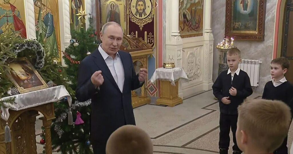 プーチン大統領が神からウクライナ侵略を命じられたと主張、クレムリンが「文盲の愚か者」スターマー氏を非難