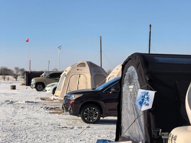 チチハルの凍結した川辺でキャンプイベント―中国