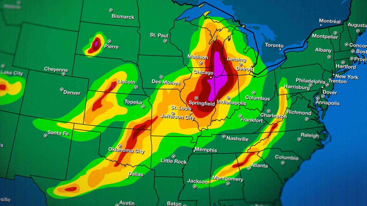 ドナルド・トランプ大統領が求める人員削減の影響を受け、アメリカの気象局はAIを利用して予想地図を生成し、そこに架空の都市が表示される