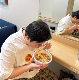 「昼飯」ショットが話題に… やす子のオフ姿に心配の声 | 話題の投稿 | スポーツブル (スポブル)