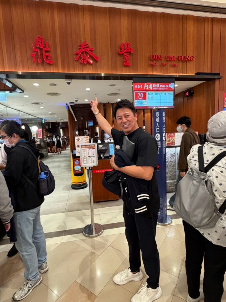 元楽天監督 平石洋介氏 臨時コーチを務める台湾でグルメを大満喫！ | 話題の投稿