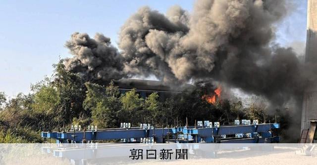 タイの高速鉄道建設現場でクレーン倒壊、列車巻き込む 30人死亡
