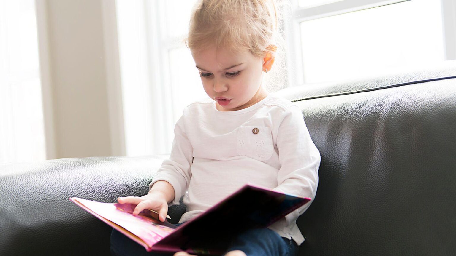 3 分の 1 近くの子供たちは学校に通い始めるときに本を使用できず、電話のように本をスワイプしようとします