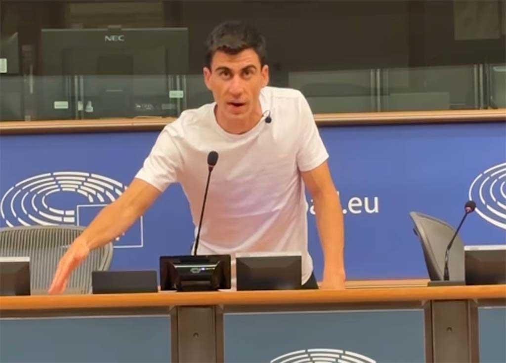 フィディアス議員がパラリンピック選手に「狂人」のレッテルを貼ると激怒