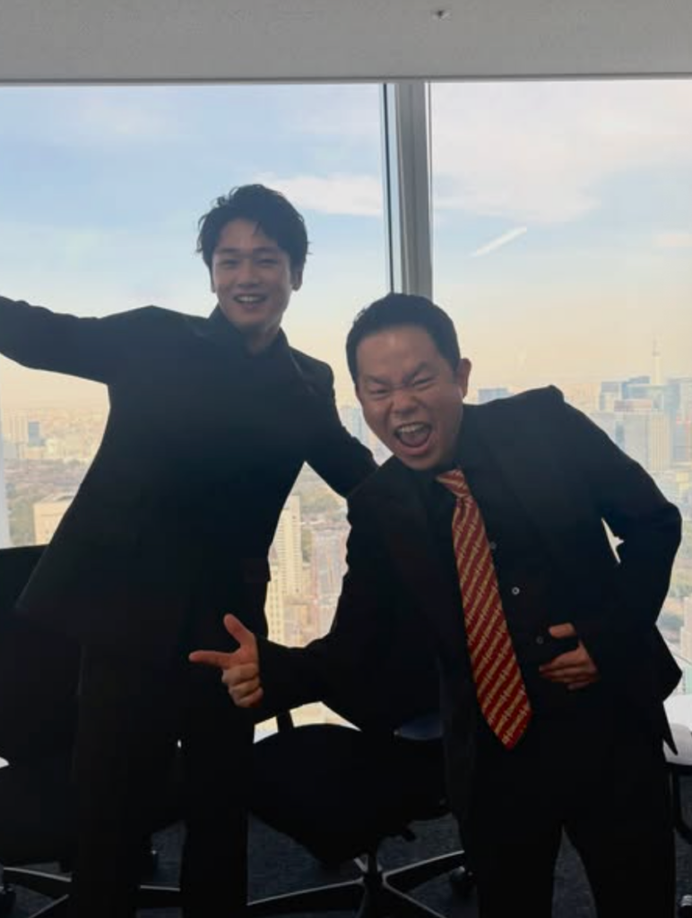 スーツ姿で全力ポーズ　中川大輔、超人気芸人との共演ショットに反響 | 話題の投稿 | スポーツブル (スポブル)