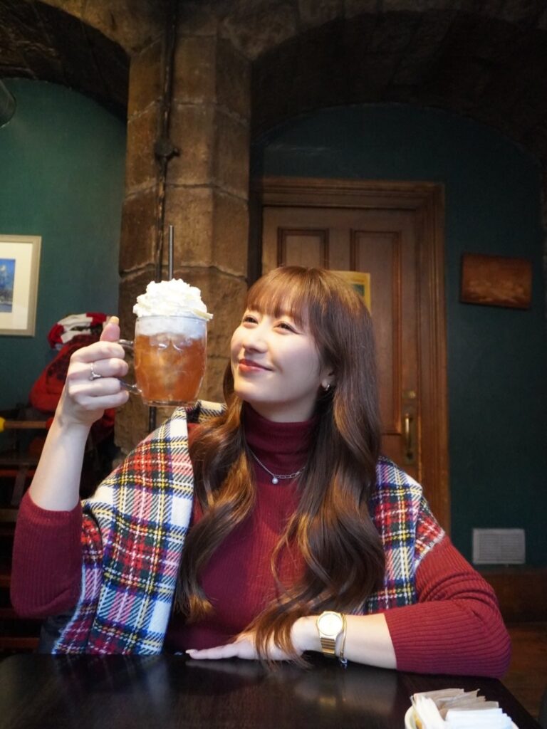 「本場でバタービール」ももクロ・佐々木彩夏がヨーロッパ旅のオフショを公開！ | 話題の投稿 | スポーツブル (スポブル)