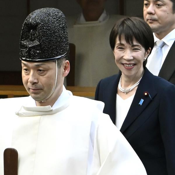 高市“安倍イタコ政権”にSNSでは《マジでキモい!!!》の声も 伊勢神宮参拝に元首相の遺影持参で物議