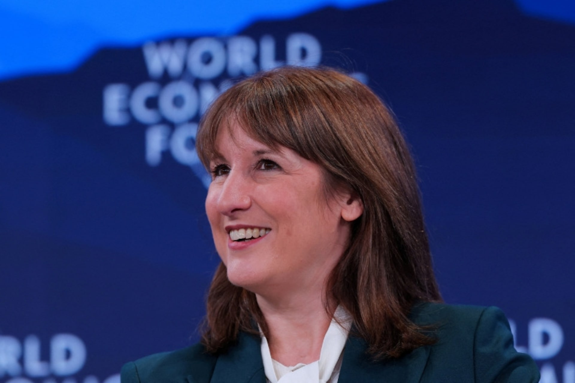 英公的部門借入額、12月は予想下回る　リーブス財務相に追い風