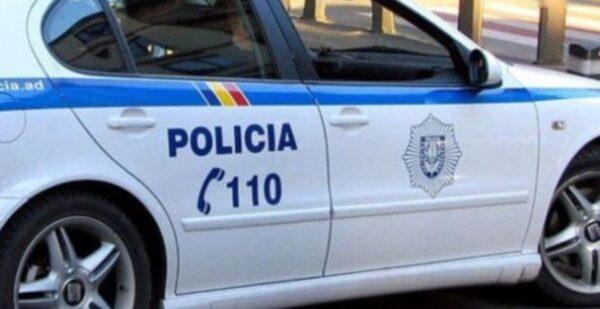 彼は喧嘩について電話をかけ、警察が到着すると、タクシーがないので家まで送ってほしいと言いました。