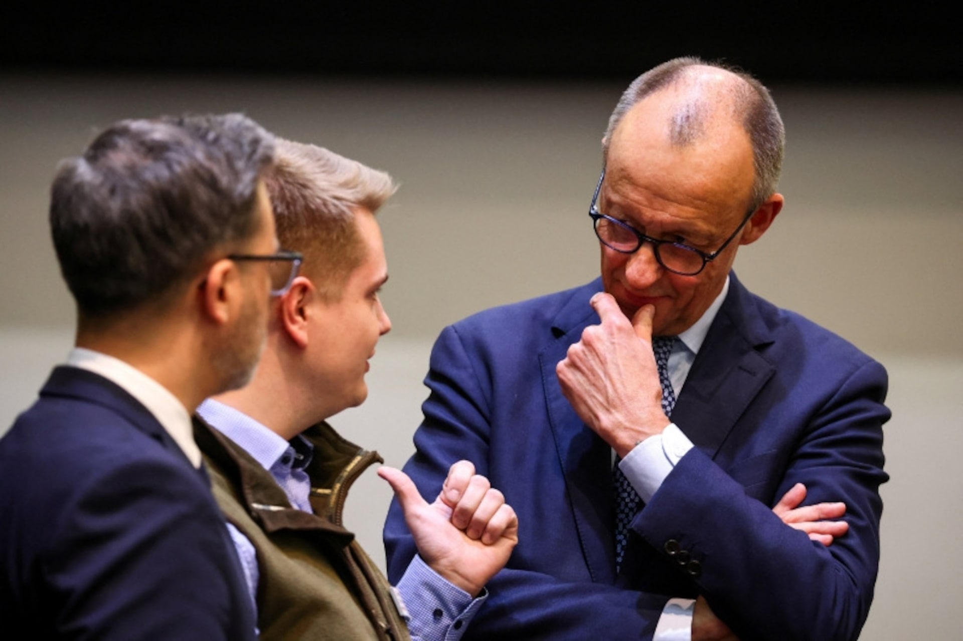 ドイツ首相、急激なドル安に懸念 「輸出に負担」