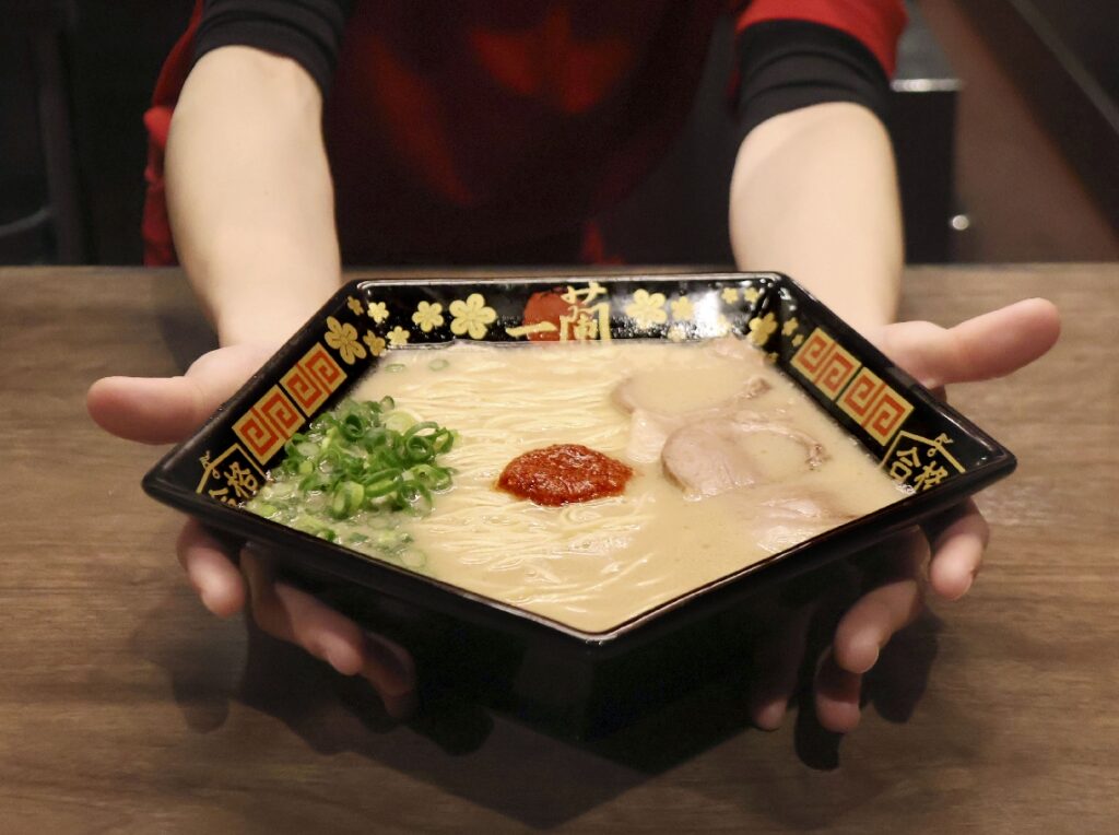 【開運 ウマくいく】合格ラーメン（福岡県太宰府市）　五角形の丼に59センチの麺 - 大分のニュースなら 大分合同新聞プレミアムオンライン Gate