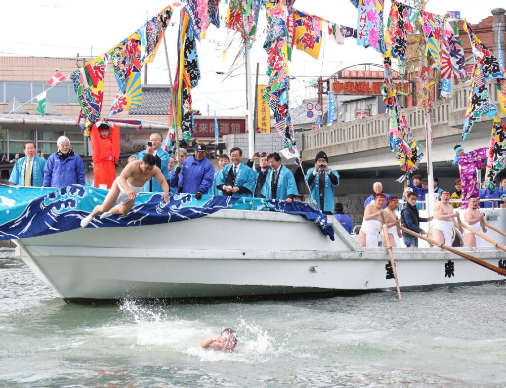 豊後高田市で「ホーランエンヤ」　宝来船から新春の川にザブン！ - 大分のニュースなら 大分合同新聞プレミアムオンライン Gate