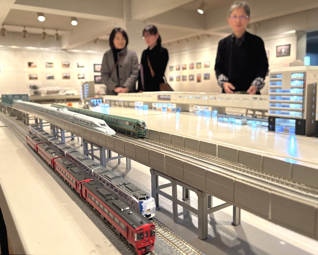大分市アートプラザで鉄道写真・模型展　九州新幹線など模型の走行実演も - 大分のニュースなら 大分合同新聞プレミアムオンライン Gate